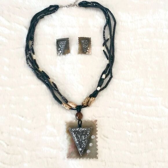 Shell Necklace and Earrings Set NWOT - Picture 3 of 14